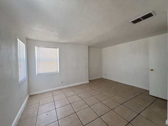 Building Photo - P026