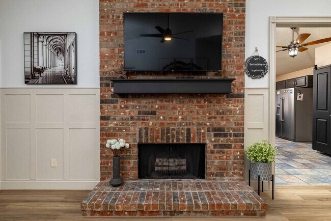 Building Photo - 8467 Willow Creek Dr