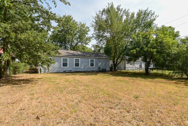 Building Photo - 1103 Pecan Ave