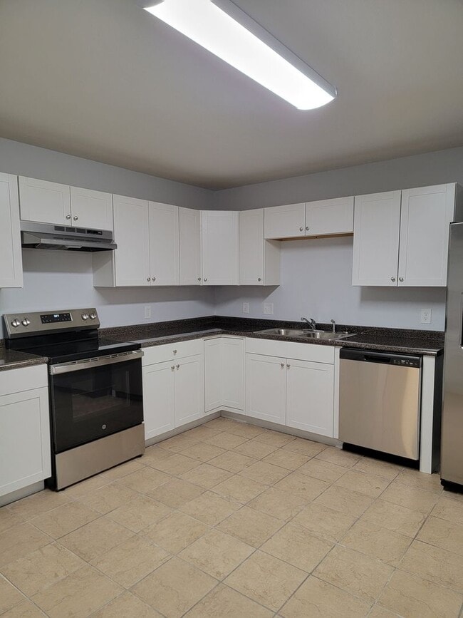 Building Photo - Three bedroom duplex!