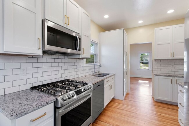 Building Photo - 2 Bedroom 1 Bath with Central Air, 2 Car Garage and Amazing Yard.