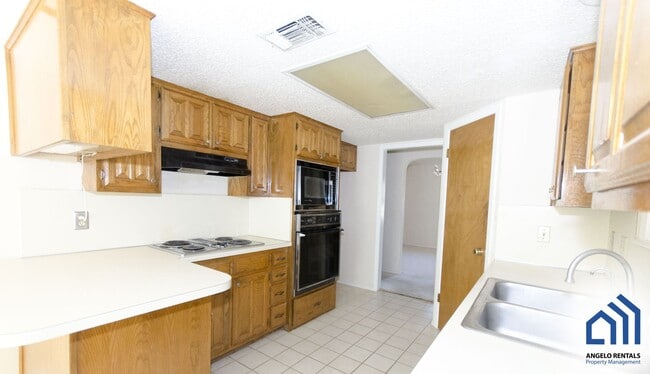 Building Photo - 6 MONTH LEASE!! SPACIOUS Southland 4 bed/3...