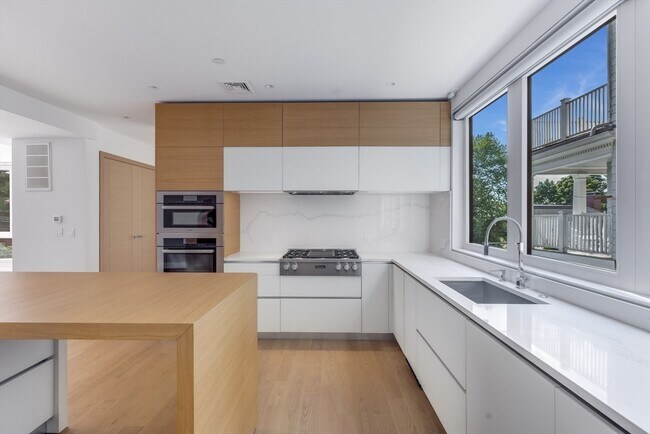 Building Photo - 287 Tappan St