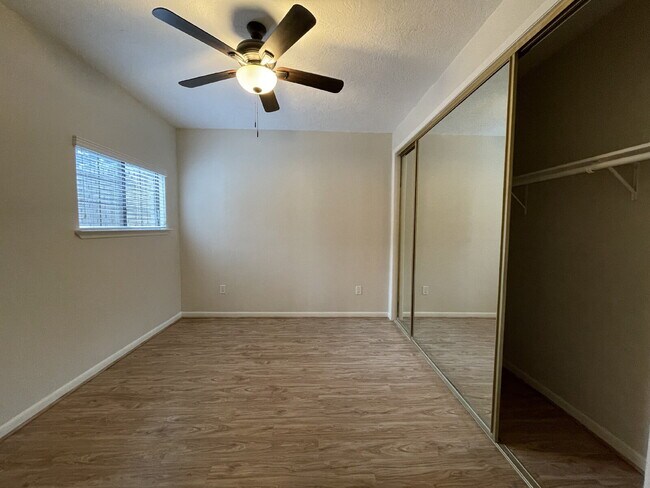 Building Photo - Live in the city of Panorama Village & enjoy all it has to offer: 27-hole golf course, 3 city par...