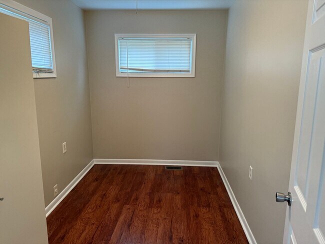 Building Photo - 2 bed/1 bath/fenced in backyard