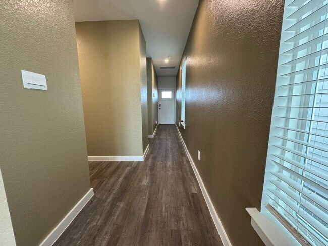 Building Photo - 3002 Skyline Mesa Dr