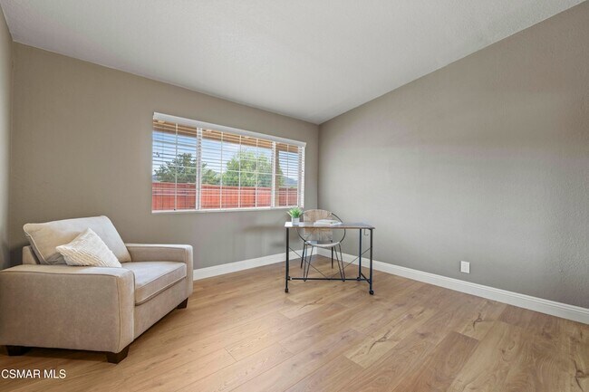 Building Photo - 865 E Hillcrest Dr