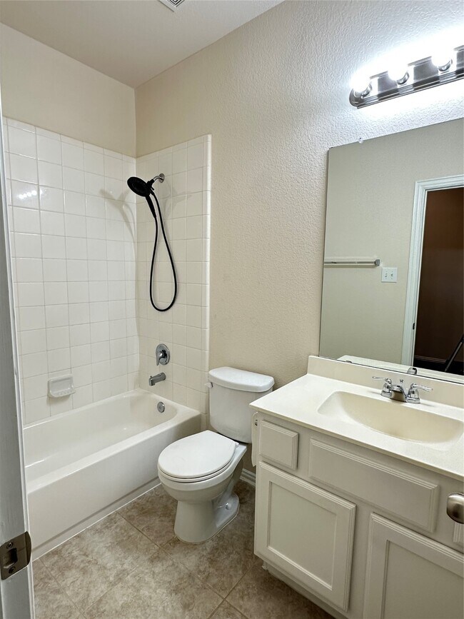 Building Photo - 16030 Dehay Ln