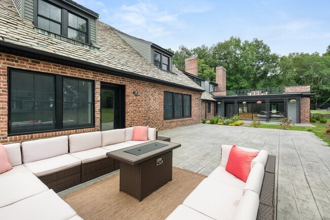 Building Photo - 372 Tucker Hill Rd