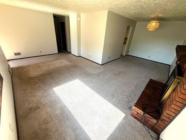 Building Photo - Adorable Brick Raised Ranch