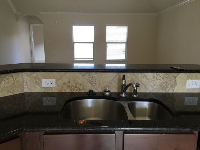 Building Photo - Great Open Floor Plan in Buda