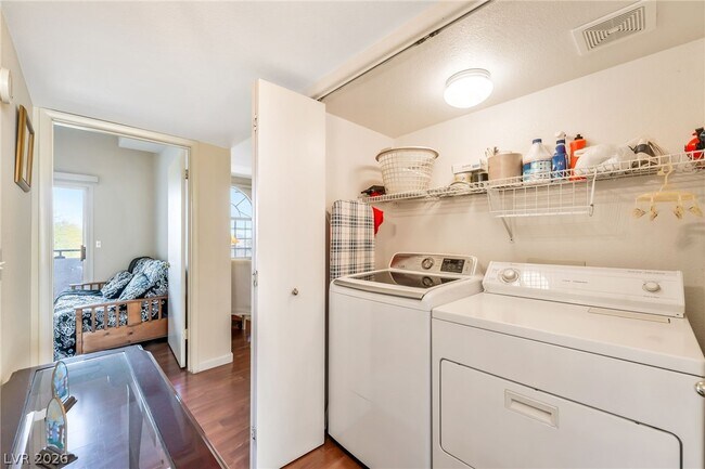 Building Photo - 3125 N Buffalo Dr