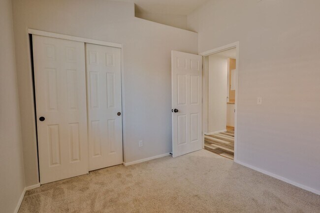 Building Photo - 4 Bedroom 2 Bathroom