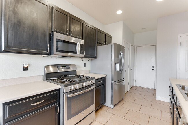 Building Photo - VIBRANT 3BEDROOM 2.5BATH HOME IN 89015