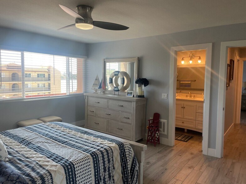 Building Photo - 4705 Marina Dr