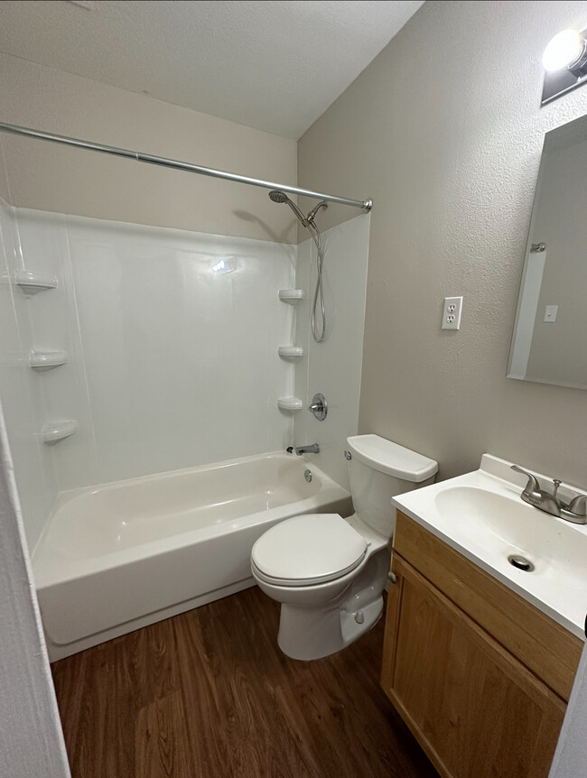 Secondary Bathroom - 1700 Scurry St