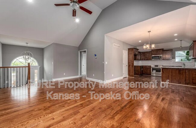 Building Photo - 4766 Lakecrest Dr