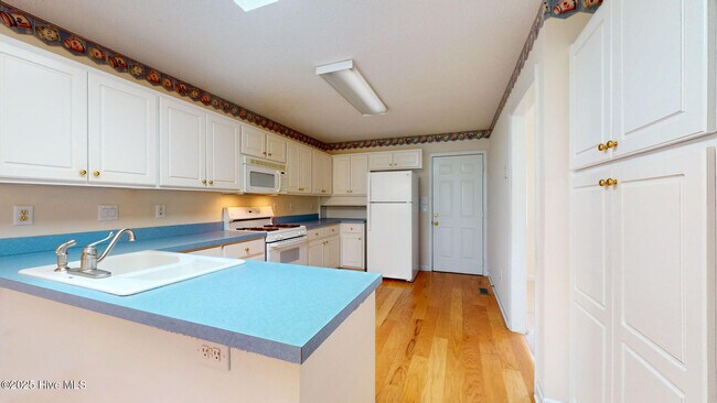 Building Photo - 2039 Royal Pines Dr