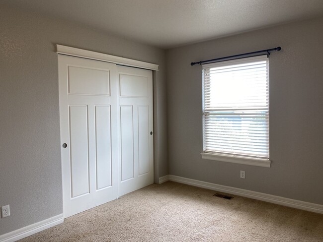 Building Photo - Start a Lease by 2/28/25 and pay $2,800 fo...