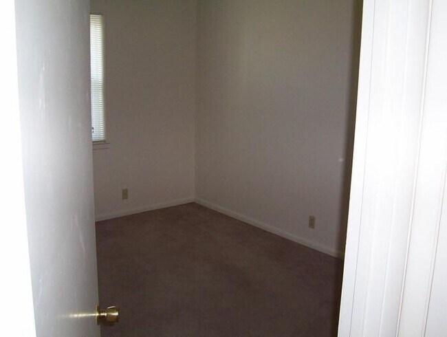 Building Photo - 3 bedroom in Madisonville KY 42431