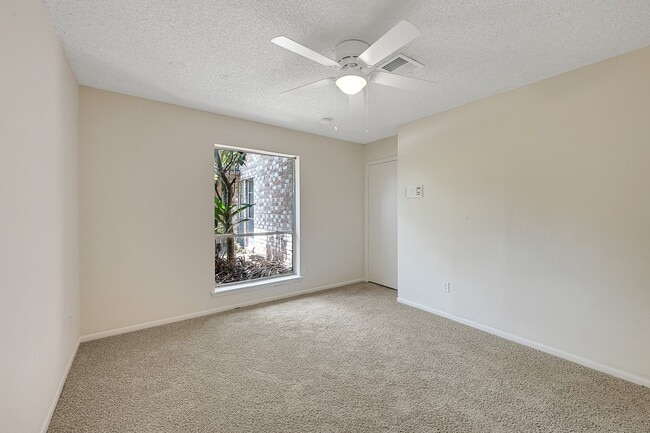 Building Photo - 2326 Turtle Creek Dr