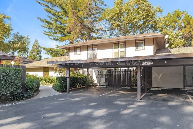 Building Photo - 5422 Roundtree Ct