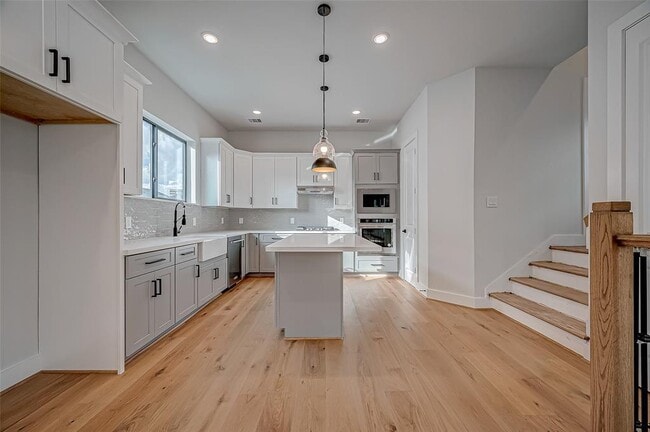 Building Photo - 1222 W 24th St