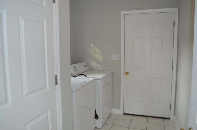 Building Photo - 808 Shakertown Way