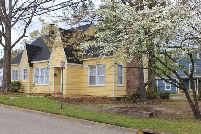 Building Photo - Beautiful 2 Bedroom home one block from ECU!
