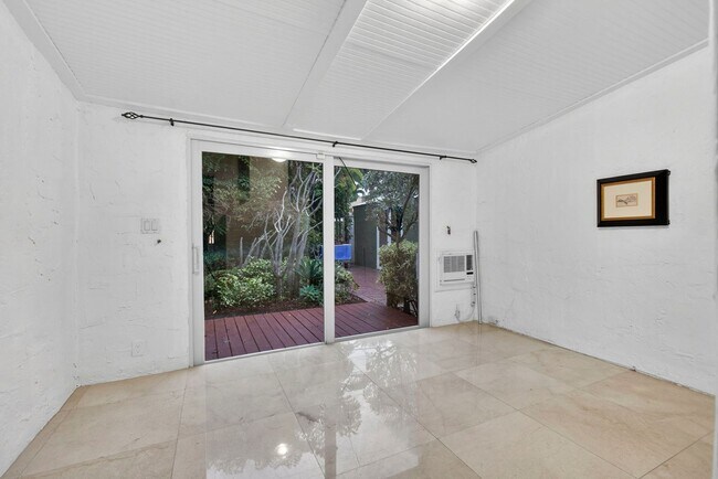 Building Photo - Historic West Palm Beach single-family home, with guest cottage!