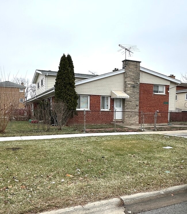 Building Photo - 9067 N Clifton Ave