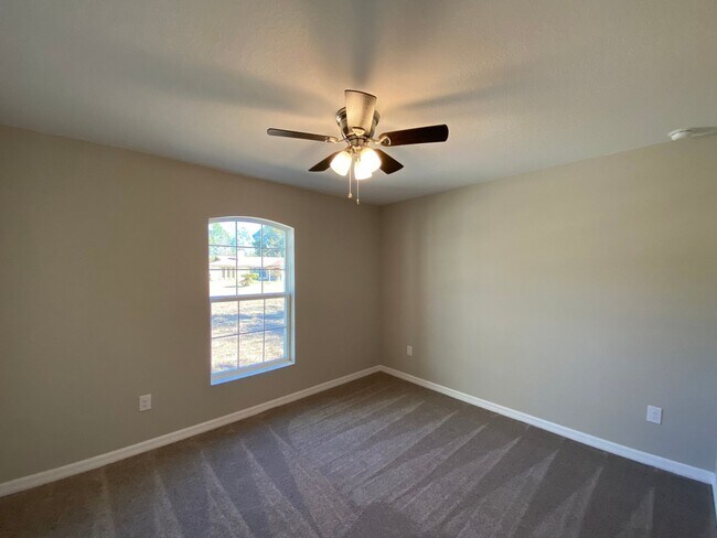 Building Photo - Custom Home - Desirable SW Ocala Neighborh...