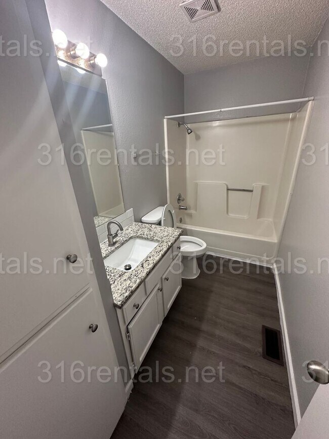 Building Photo - $895 - 2 bed 1.5 bath beautiful bi-level apartment