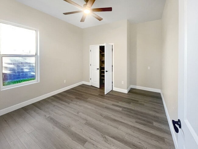 Building Photo - 1124 W Mesa Verde Dr