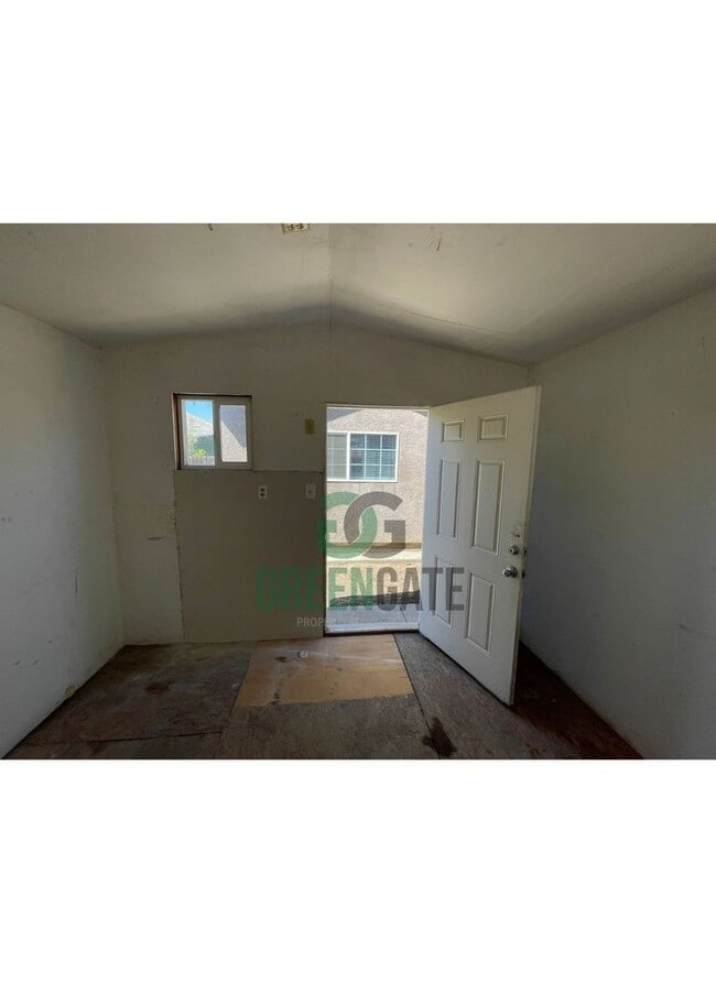 Building Photo - BEAUTIFUL 3 BEDROOM 2 BATH HOME MOVE IN RE...