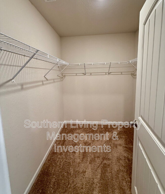 Building Photo - 3047 Cres Lk Ln