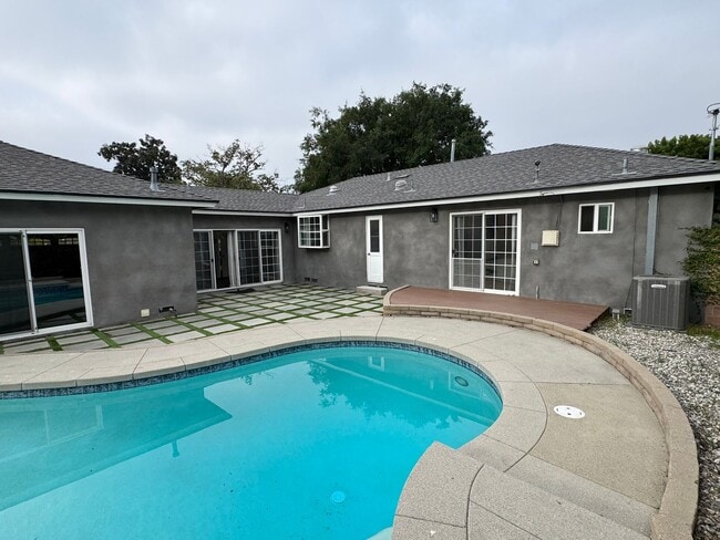 Building Photo - Beautiful 3 bedroom 2 bath Pool Home...  this one is a SHOW STOPPER