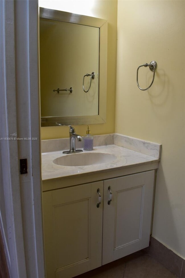 Building Photo - 10998 Mainsail Dr