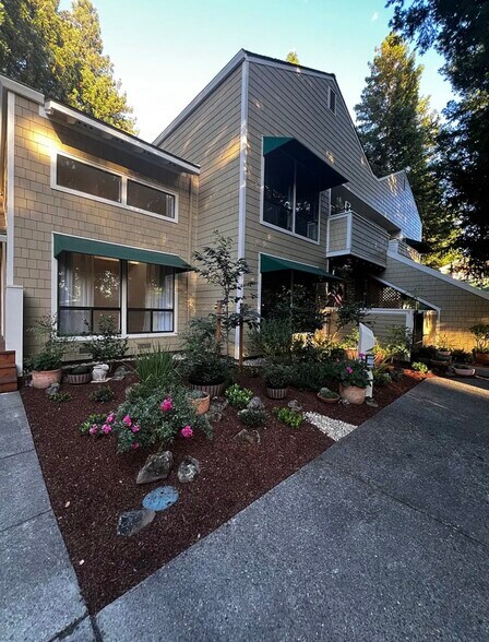 Building Photo - 901 Russell Ave