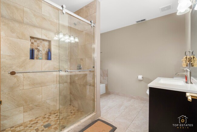 Building Photo - 951 Viewpoint Dr