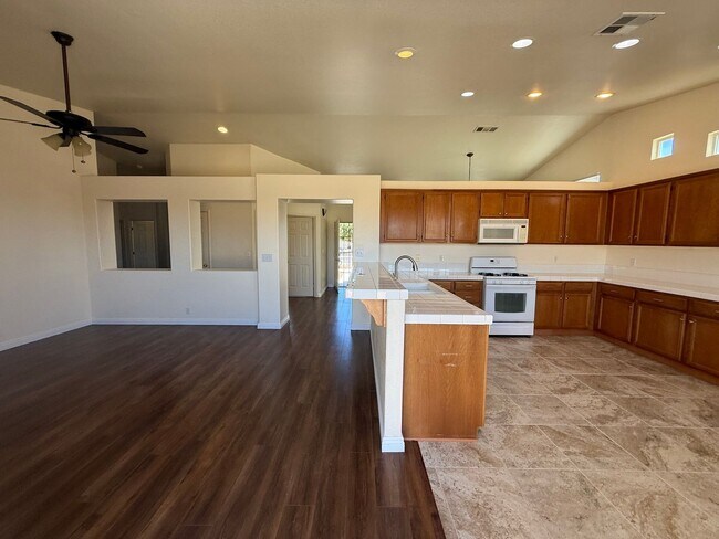Building Photo - Beautiful Home In Apple Valley Vineyards-4...