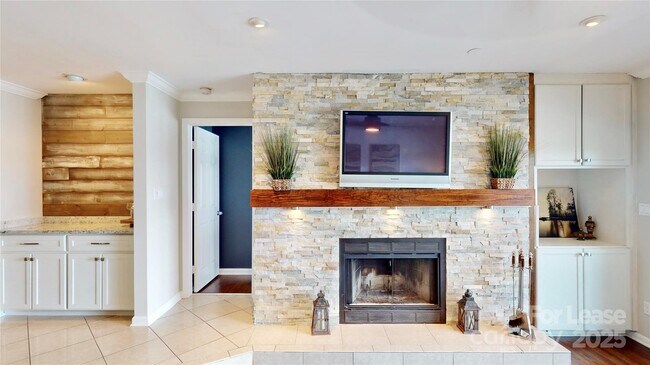Building Photo - 9816 Emerald Point Dr
