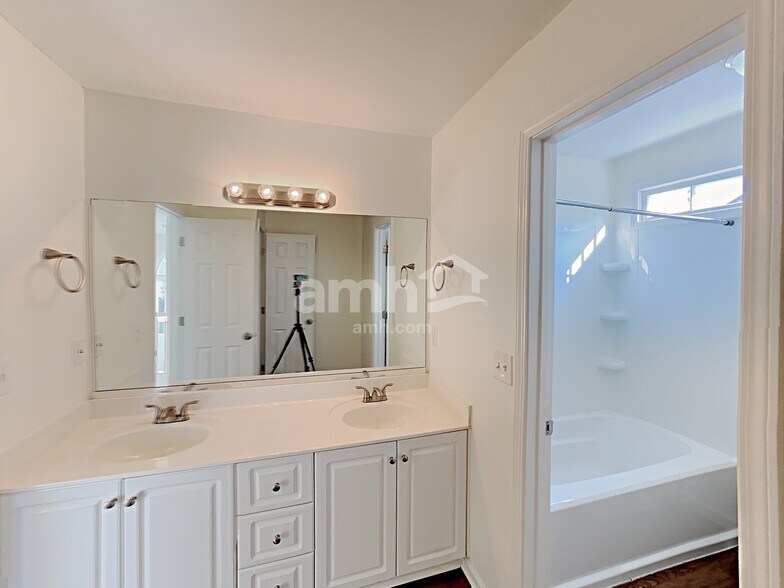 Building Photo - 1121 Lauren Way