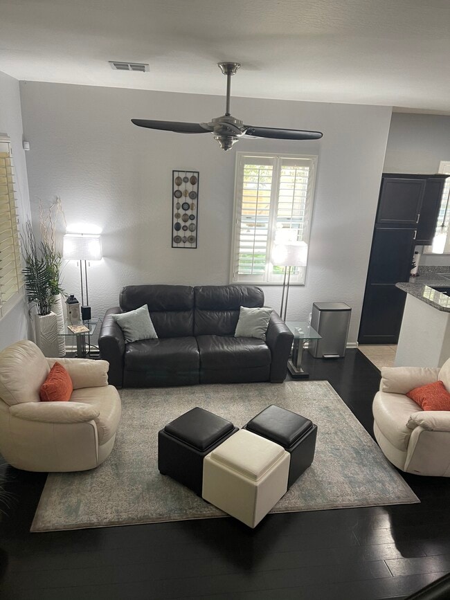 Living room - 124 N California St