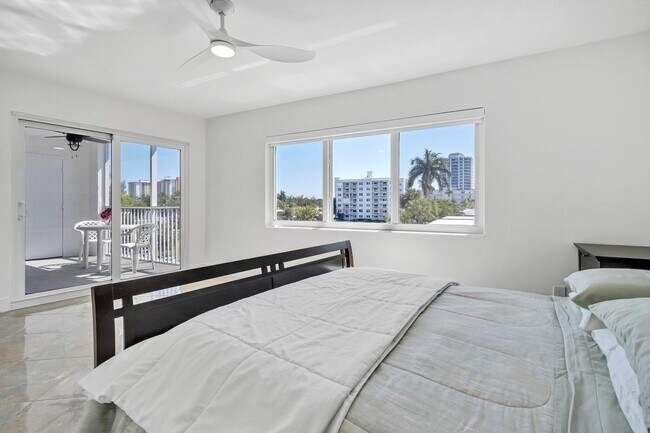 Building Photo - 720 Bayshore Dr