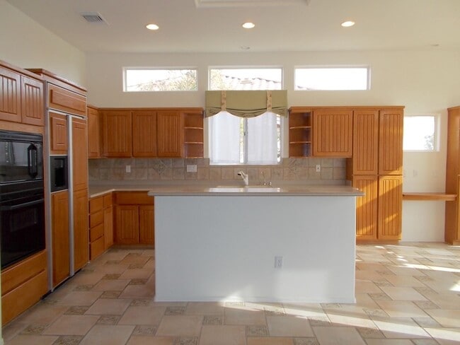 Building Photo - Single-Story Townhome with Golf Course Views in Summerlin