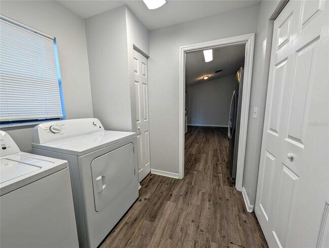 Building Photo - 1511 SW Shorewood Dr