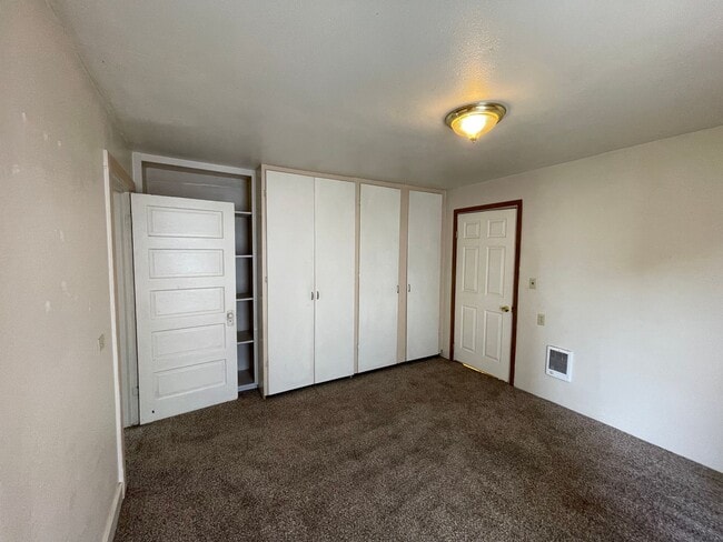 Building Photo - Nice 4 bedroom, 2.5 bath home featuring 1,...