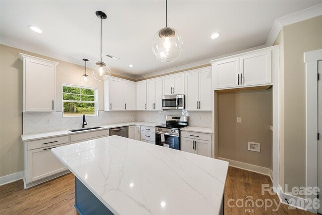 Building Photo - 818 N Rocky River Rd