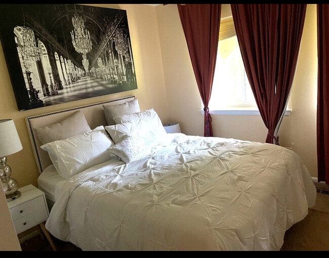 Building Photo - 3075 Hawthorne Dr NE